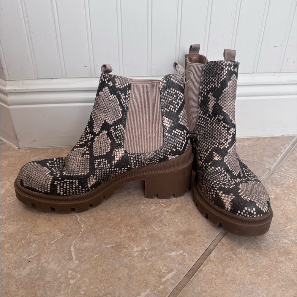 Universal Thread Snake Print Chelsea ankle Boots - Black & Tan 7.5